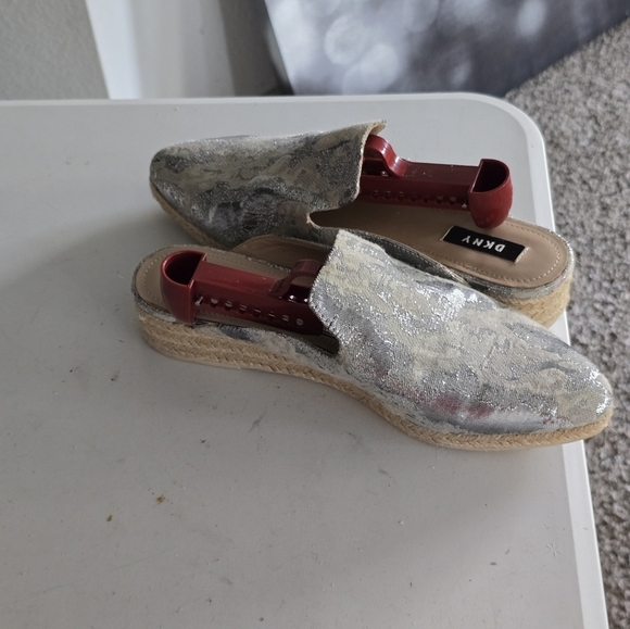 Dkny Slip On Mules Flat Women Sz 9 Metallic Tan Covered Pointed Toe Comfort - Picture 8 of 15